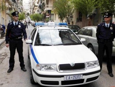 Πατήσια: Γκαζάκια στην είσοδο διώροφης πολυκατοικίας τα ξημερώματα - Μικρές υλικές ζημιές